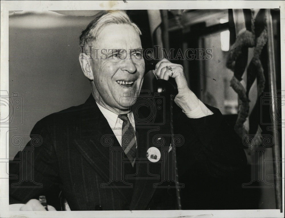 1971 Press Photo Maj. Gen. James Woodruff answers phone from well wishers - Historic Images