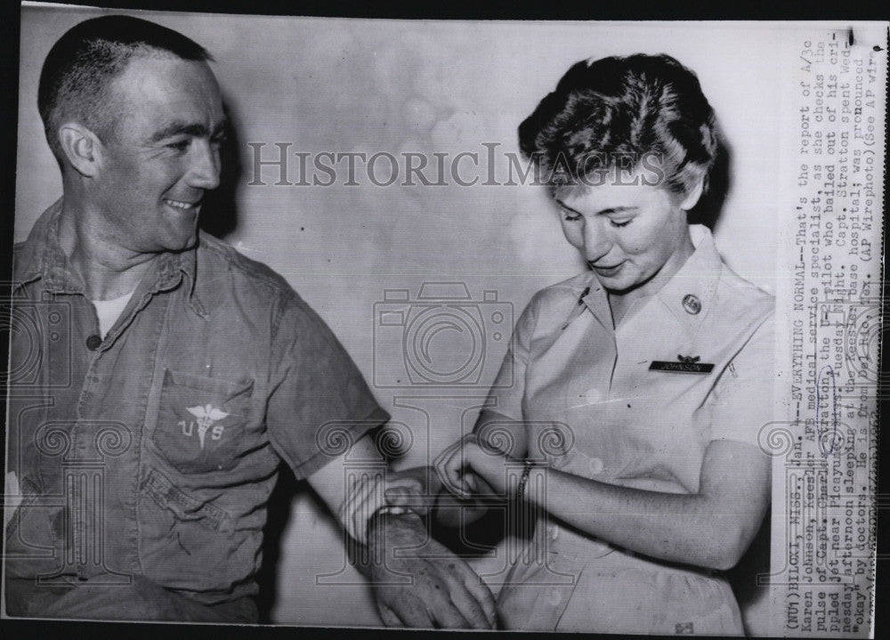 1962 Press Photo Nurse Karen Johnson, check the pulse of Capt.Charles Stratton. - Historic Images