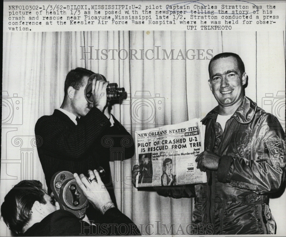 1962 Press Photo Pilot Capt. Charles Stratton pose with newspaper with his story - Historic Images