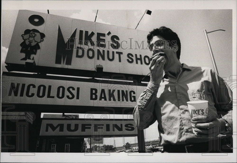 Press Photo Zachary Stratis, director of Midburd in front id Mike&#39;s Donuts. - Historic Images