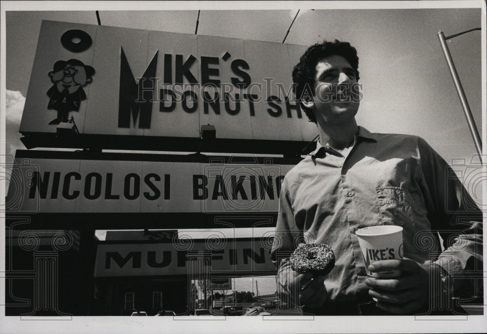 Press Photo Zaachary Stratis,Director of Midburb in front of Mike's Donuts. - Historic Images