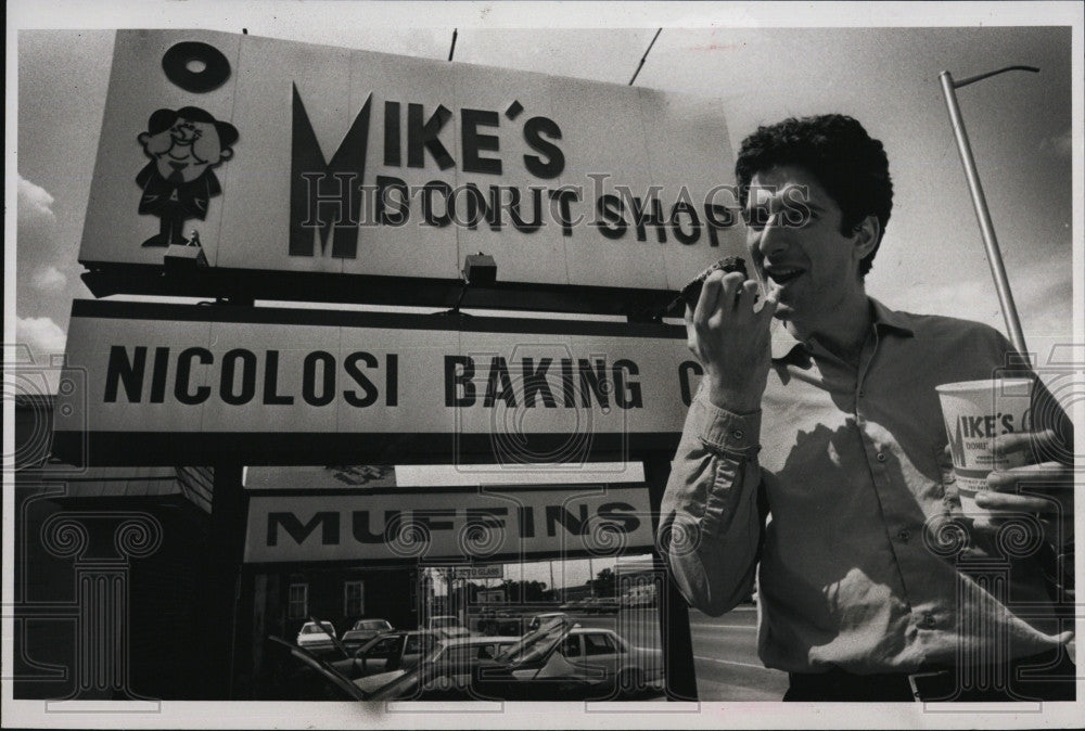 Press Photo Zachary Stratis,director of Midburb in front of Mike's Donuts. - Historic Images