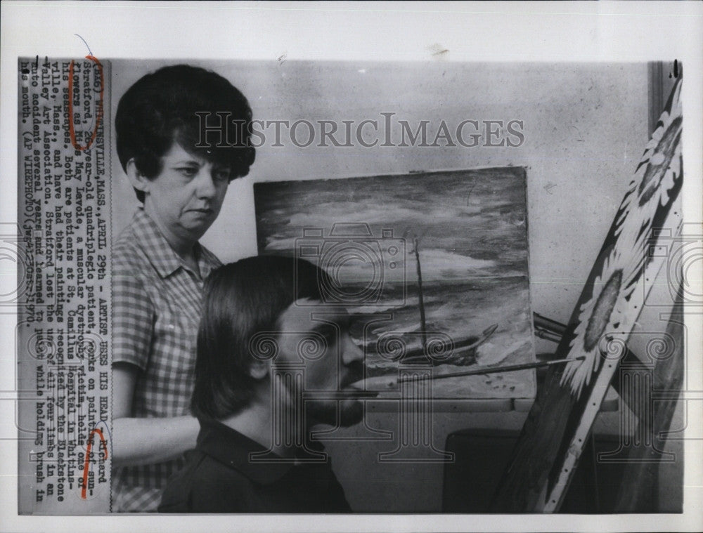 1970 Press Photo Artist Richard Stratford, use his head on painting of sunflower - Historic Images