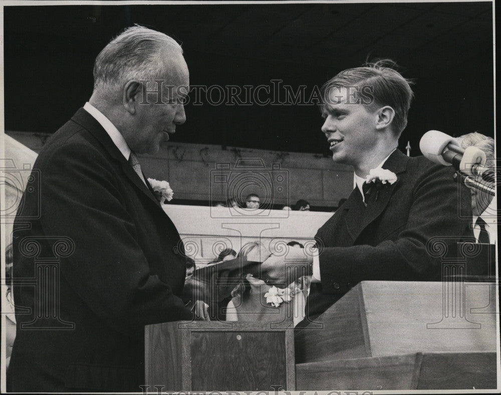 1965 Press Photo Dr. Julius A.Stratton, receive plaque from William H. Bynr Jr. - Historic Images