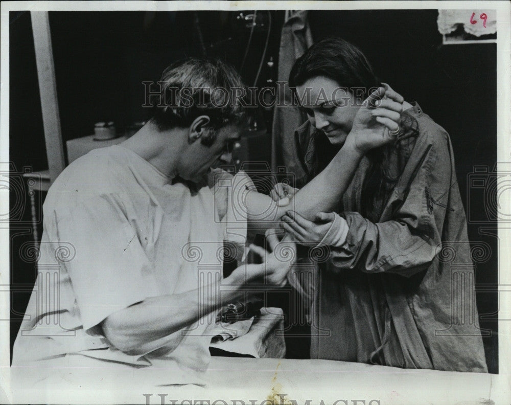 1959 Press Photo Frank Storace as Dr.Schearor and Patti Flynn in &quot;Transplant&quot;. - Historic Images