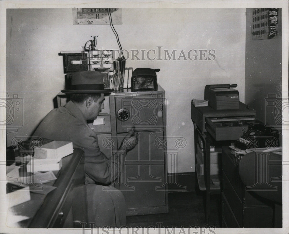 1958 Press Photo Det. Leo Antonelli examining safe at Girl Scouts Headquarters - Historic Images