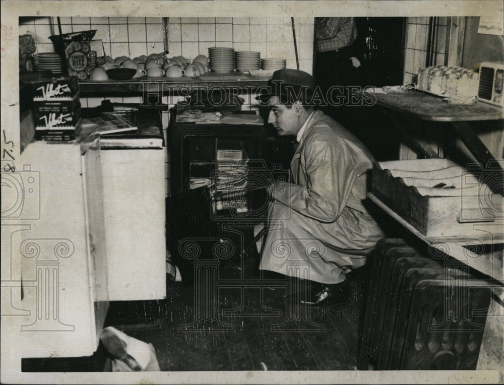 1955 Press Photo Detective Leo Antonelli examines looted safe in Quincy Cafe - Historic Images