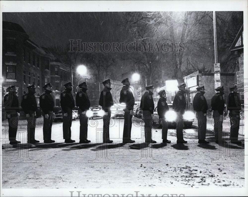 1994 Press Photo Boston Police officers line at Warren St.to get into the church - Historic Images