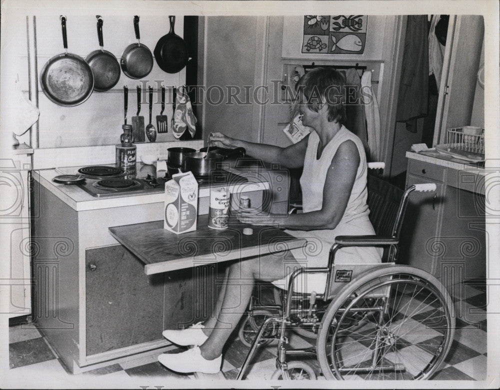 1970 Press Photo Mrs.Bea Anderson cooked at her special  oven. - Historic Images