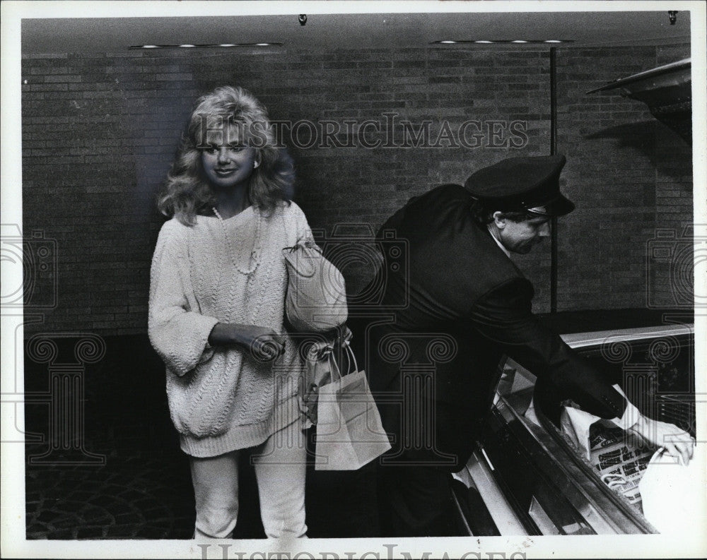 1987 Press Photo Actor Burt Reynolds in scene from &quot;Smoke&quot;. - Historic Images