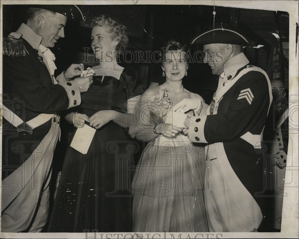 1958 Press Photo Sgt Edmund McCady Wife Marilyn Lt Arthur Brock Wife Mary Attend - Historic Images