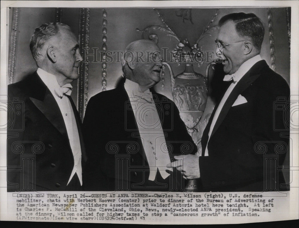 1951 Press Photo Charles Wilson Speaks With Herbert Hoover At ANPA Dinner - Historic Images