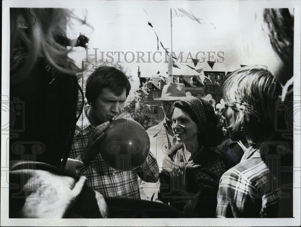 1974 Press Photo Ronny Cox, Lee McCain in &quot;Apple&#39;s Way&quot; - Historic Images