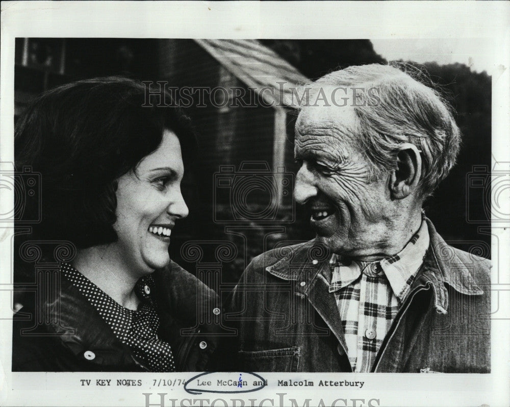 1974 Press Photo Actors Lee McCain &amp; MAlcolm Atterbury in a film - Historic Images