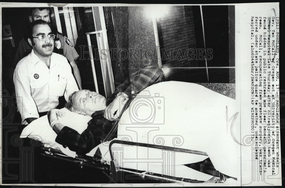 1973 Press Photo Oregon Gov. Tom McCall at Medical School Hosp. from bomb blast - Historic Images