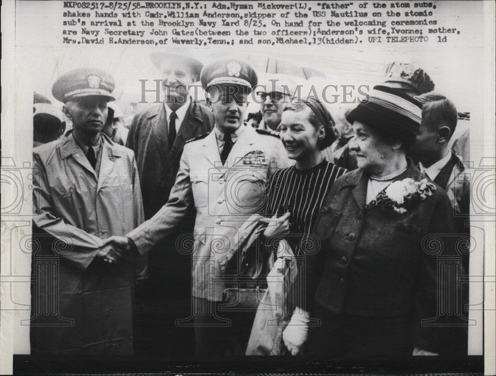 1958 Press Photo Cmdr William Anderson, of the Nautilus sub &amp; Adm H Rickover - Historic Images