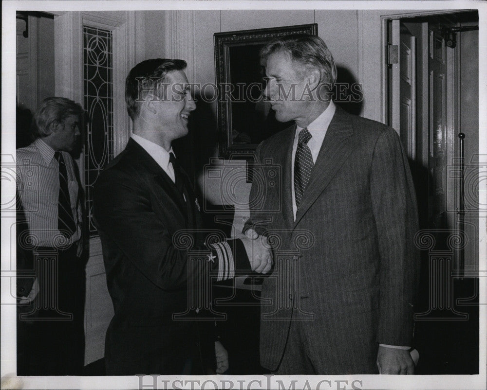 1973 Press Photo Lt Cmdr Gary Anderson &amp; Gov Sargent at Mass State House - Historic Images