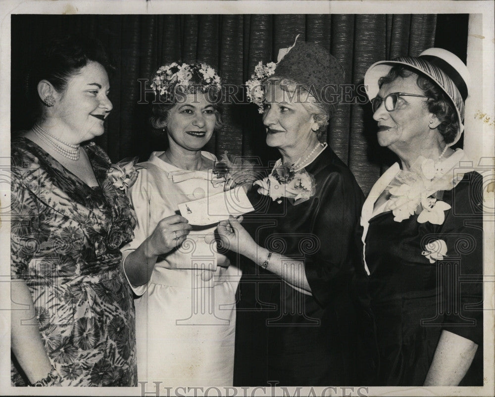 1961 Press Photo Mrs. Leon Wolf, Mrs. Benjamin Daniels Luncheon Sinai Hospital - Historic Images