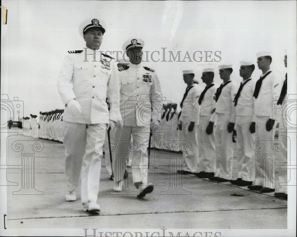 1956 Press Photo Cmdr RW Noel &amp; Cmdr RH Wood - Historic Images