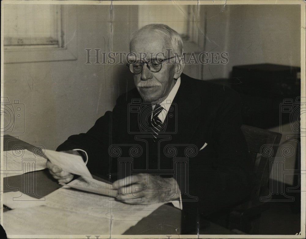 1939 Press Photo Judge Bryan checks over reports - Historic Images