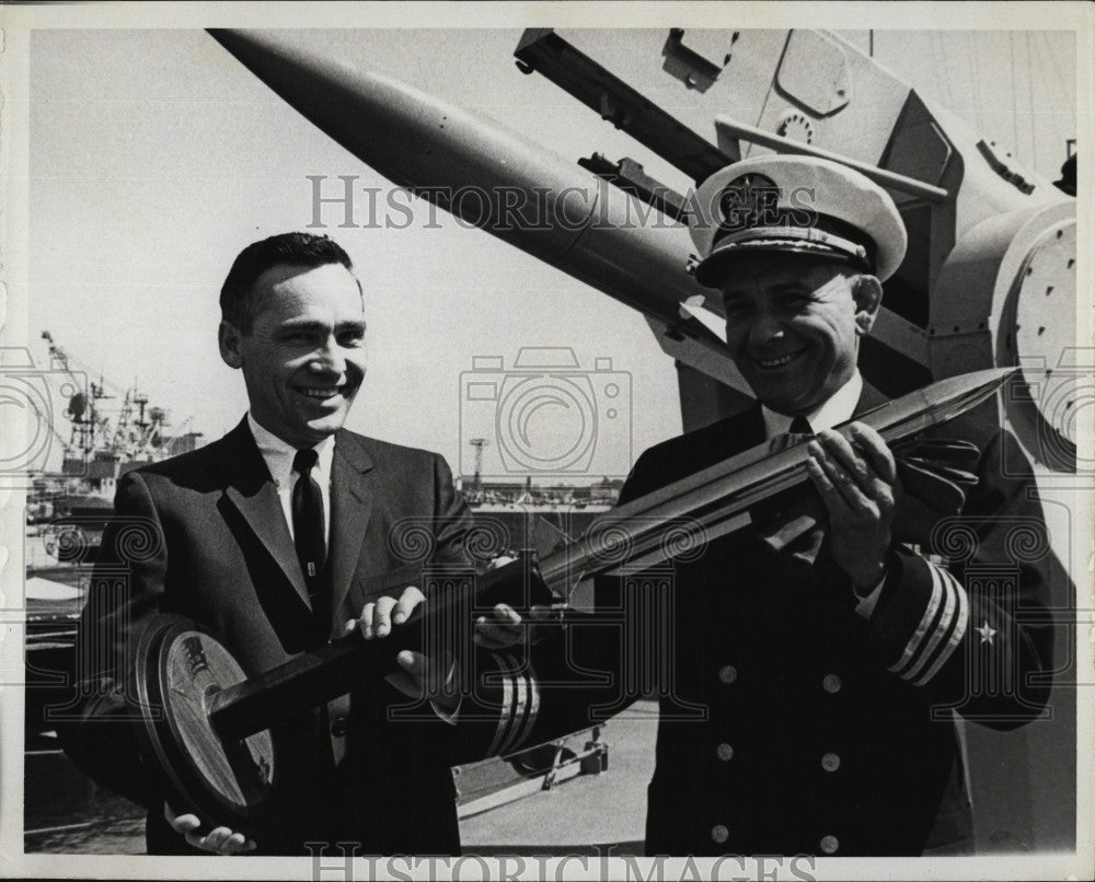 1967 Press Photo Cmdr Ed E Woods Jr &amp; Al Pendergrafyt of Gen Dynamics, - Historic Images