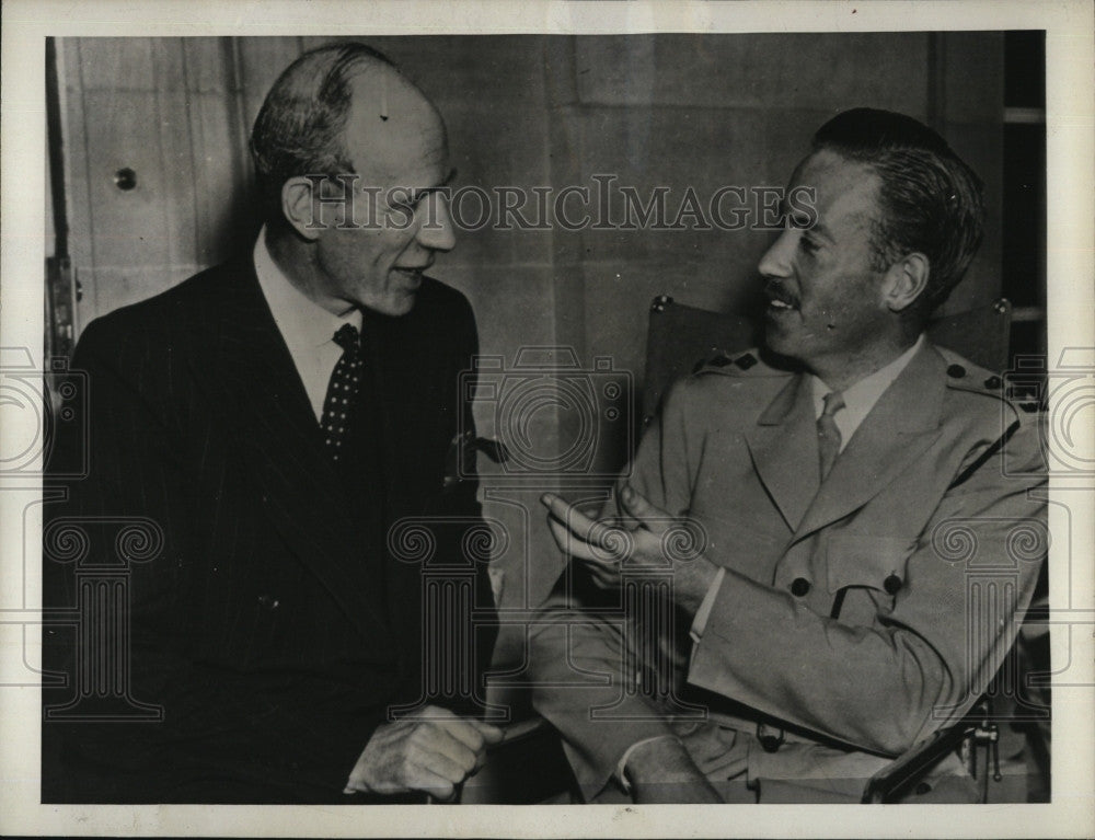 1943 Press Photo Legless vet Lt  Richard Wood &amp; dad British Amb Lord Halifax - Historic Images