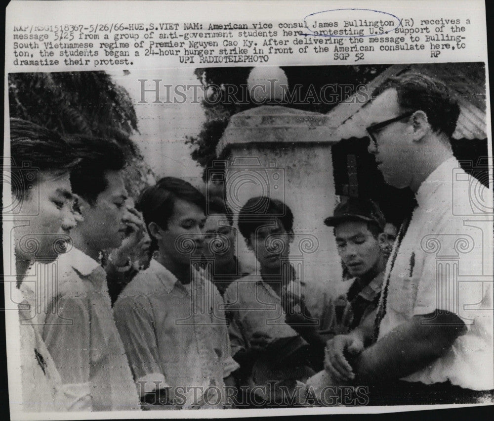 1966 Press Photo American Vice Consul James Bullington Anti-Government Students - Historic Images