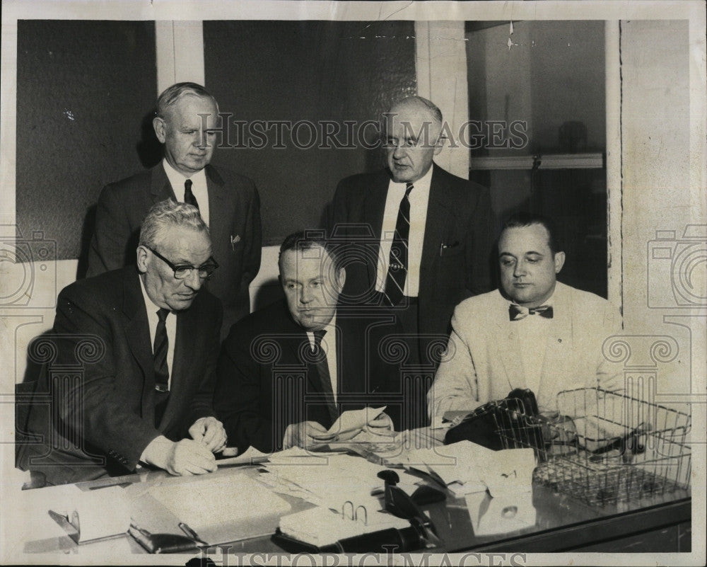 1960 Press Photo Det Lt A Tuney &amp; others fro murder of Ed Rothstein - Historic Images