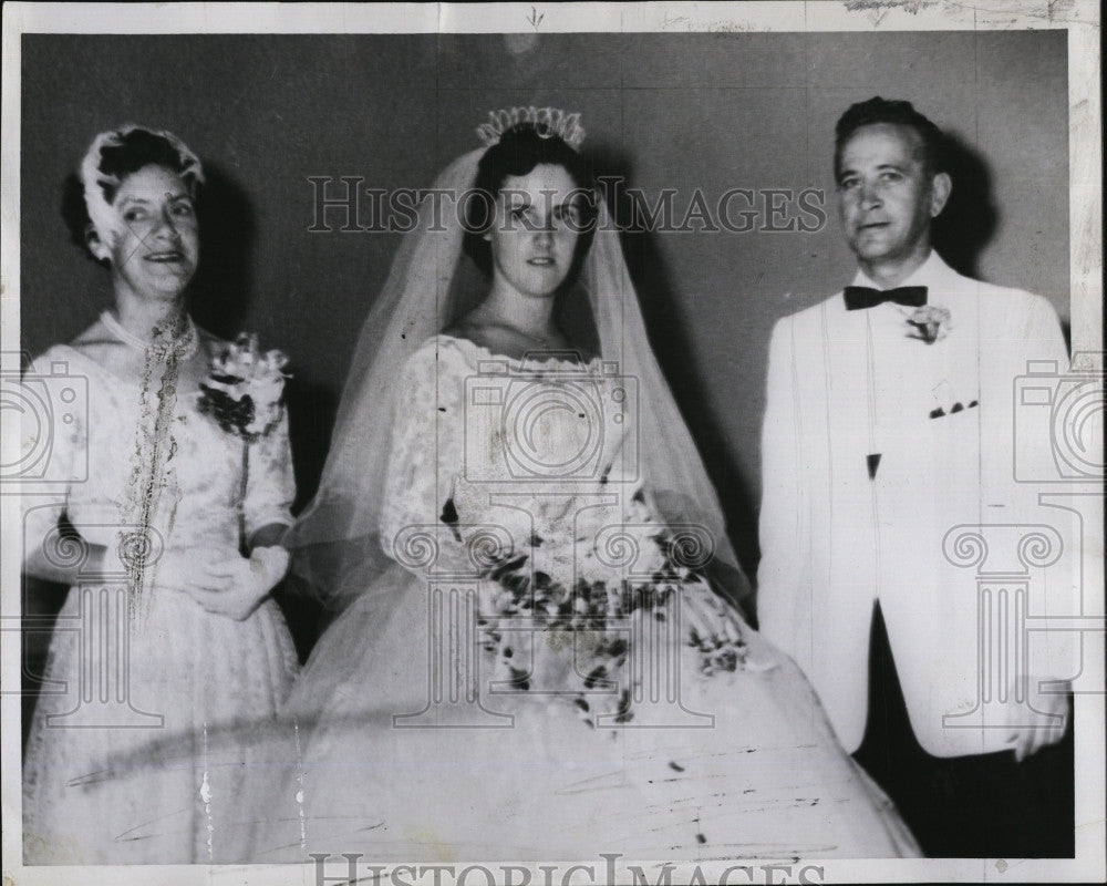 1957 Press Photo Lt JM Burke &amp; Mrs Patricia Burke Conley - Historic Images