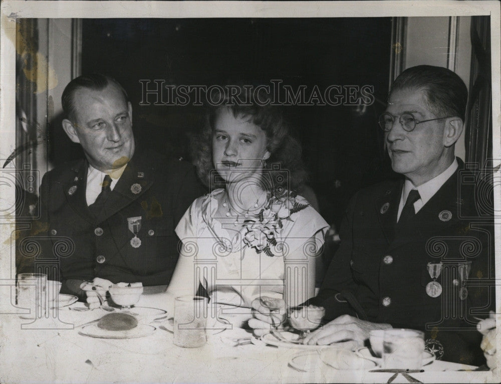 1948 Press Photo Post 19 Commander Walter Burdett Daughter Alice Reverend Lang - Historic Images