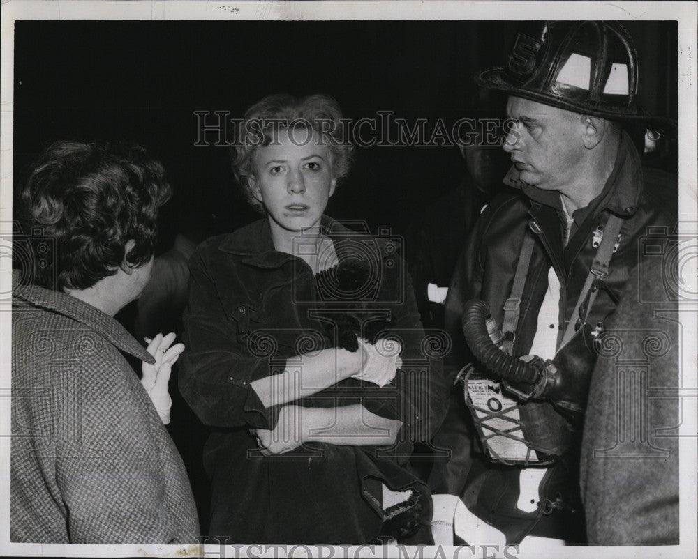 1961 Press Photo Nanette Burham and firemen at her home - Historic Images