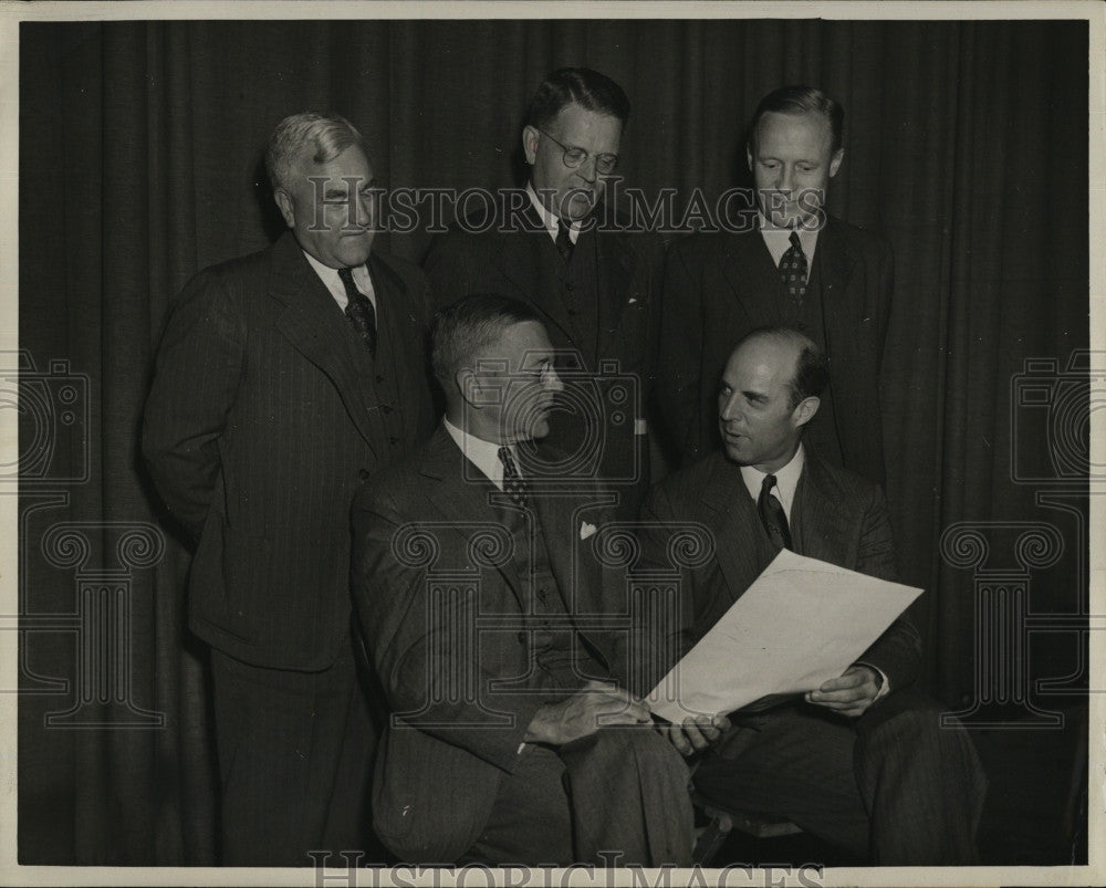 1945 Press Photo Bank officers, R Burgin,R Hutting,O Carpenter,T Symons,G Wrenn - Historic Images