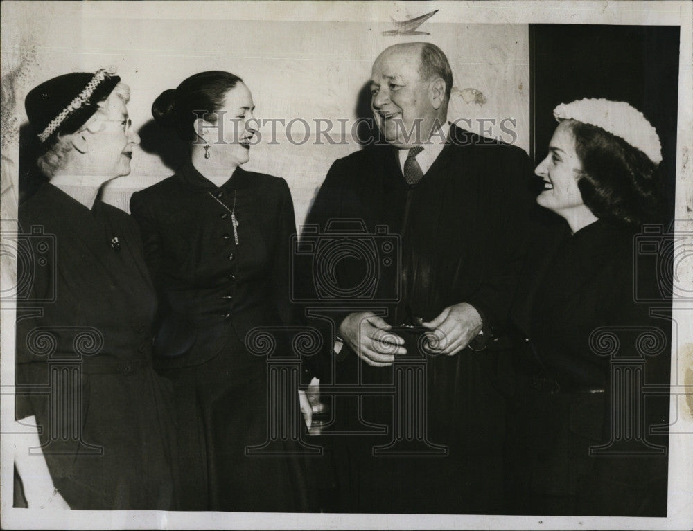 1955 Press Photo Federal Jurist George Sweeney with women admitted to Federal Ba - Historic Images