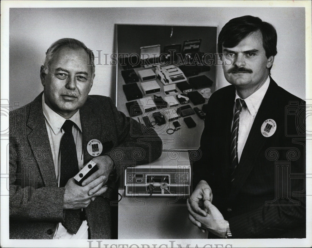 1985 Press Photo Arnold McCalmont and Bruce Beck of Technical Communications Cor - Historic Images