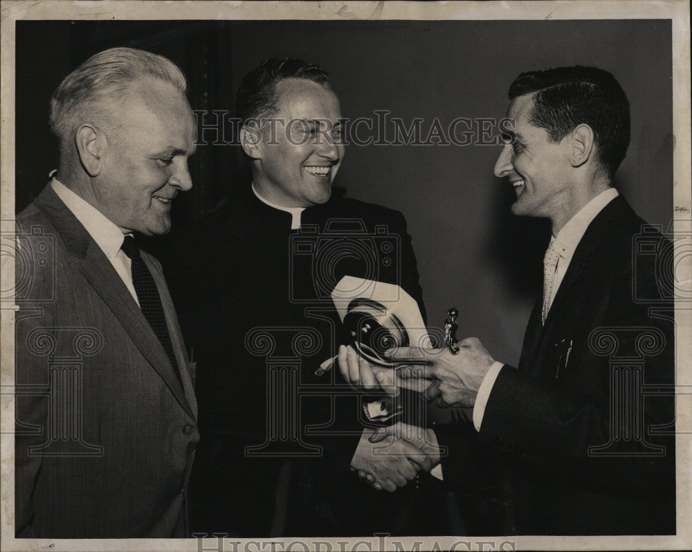 1960 Press Photo Bill Mann wins trophy at St. Marks Bowling League - Historic Images