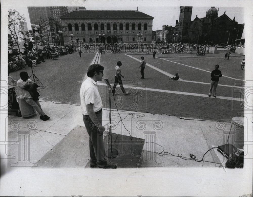 1971 Press Photo City Council Candidate Francis McCabe Addresses Thin Rally - Historic Images