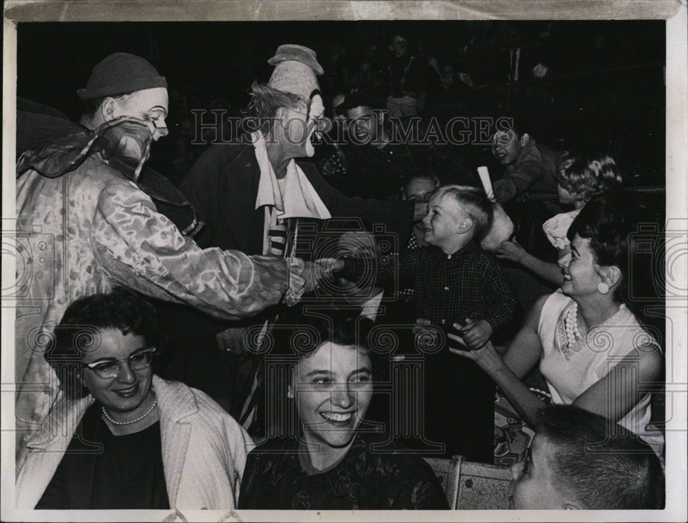 1965 Press Photo Bruce McCabe as Clown - Historic Images