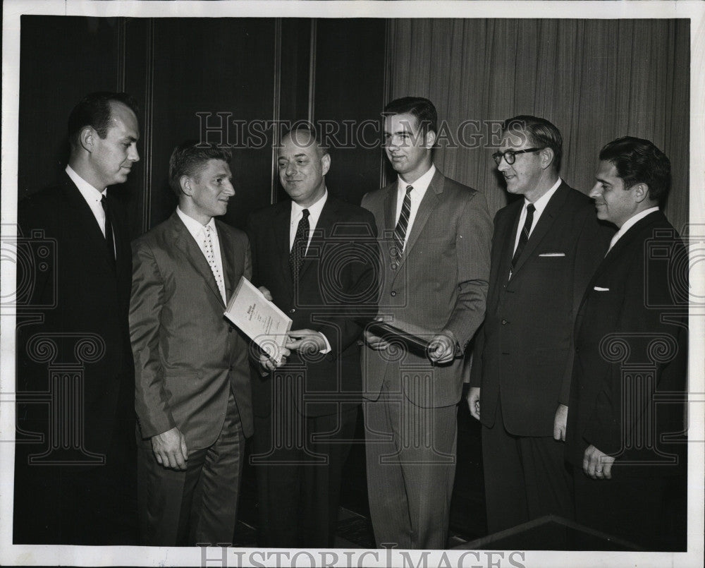 1960 Press Photo Executive Vice President Irving W. Rabb presents scholarships - Historic Images