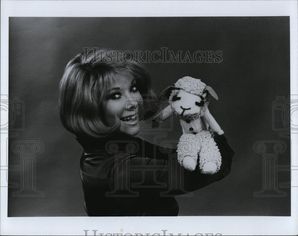 Press Photo Entertainer Shari Lewis and her puppet Lamb Chop - Historic Images