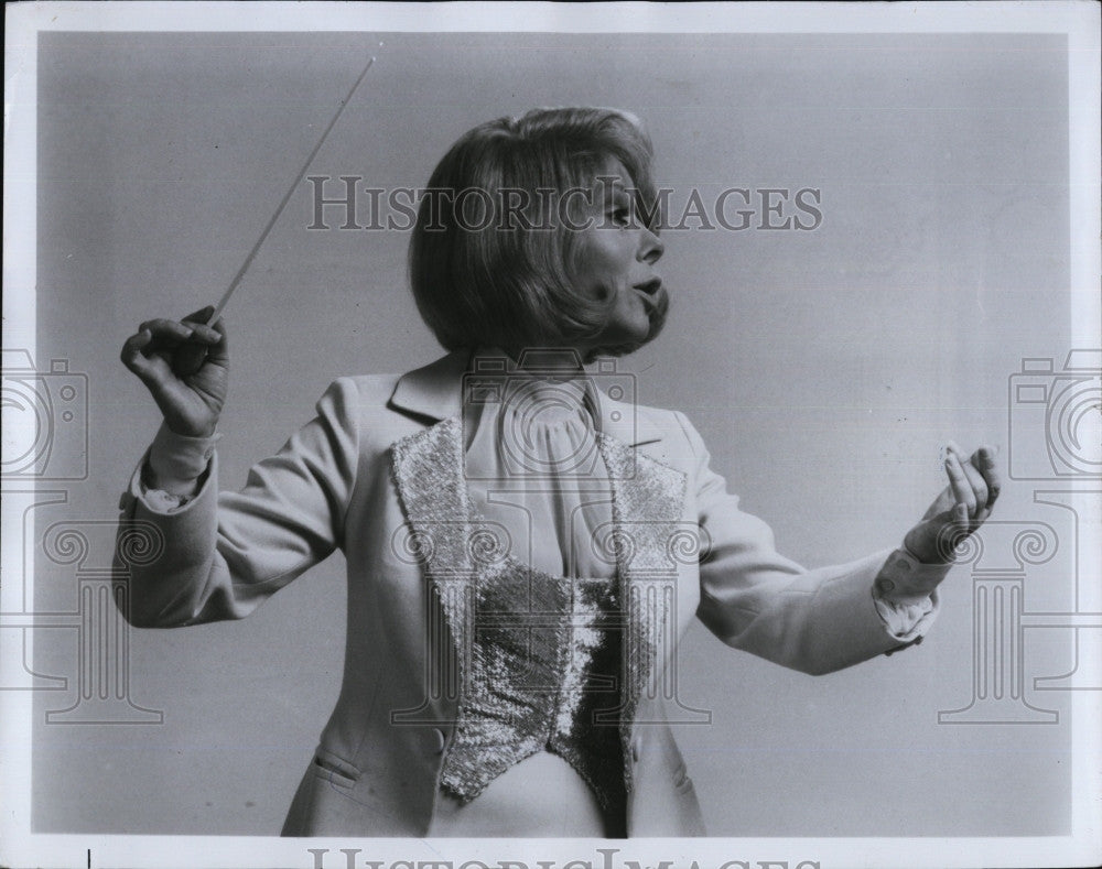 1979 Press Photo Entertainer Shari Lewis as a conductor - Historic Images