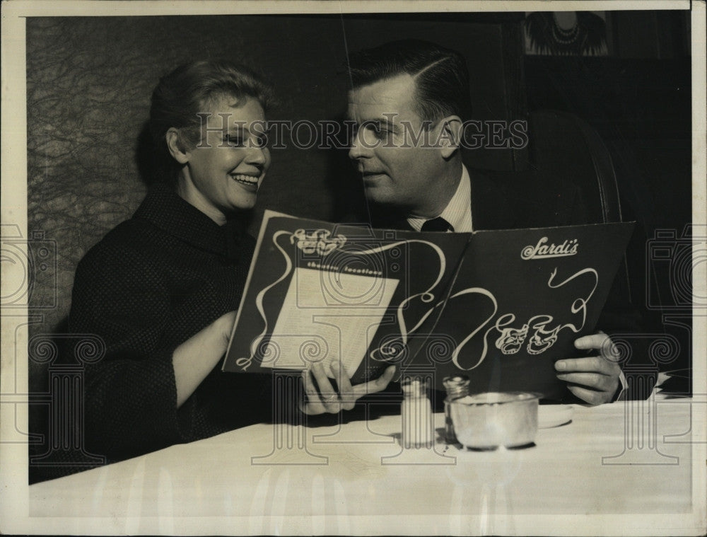 1957 Press Photo  Actress Betsy Palmer &amp; Emcee Steve Dunne - Historic Images