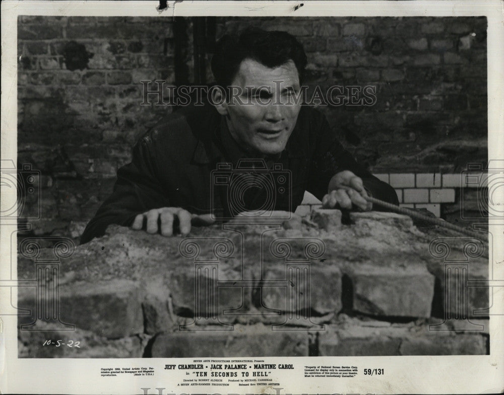 1959 Press Photo Jack Palance stars in &quot;10 Seconds to Hell&quot; - Historic Images