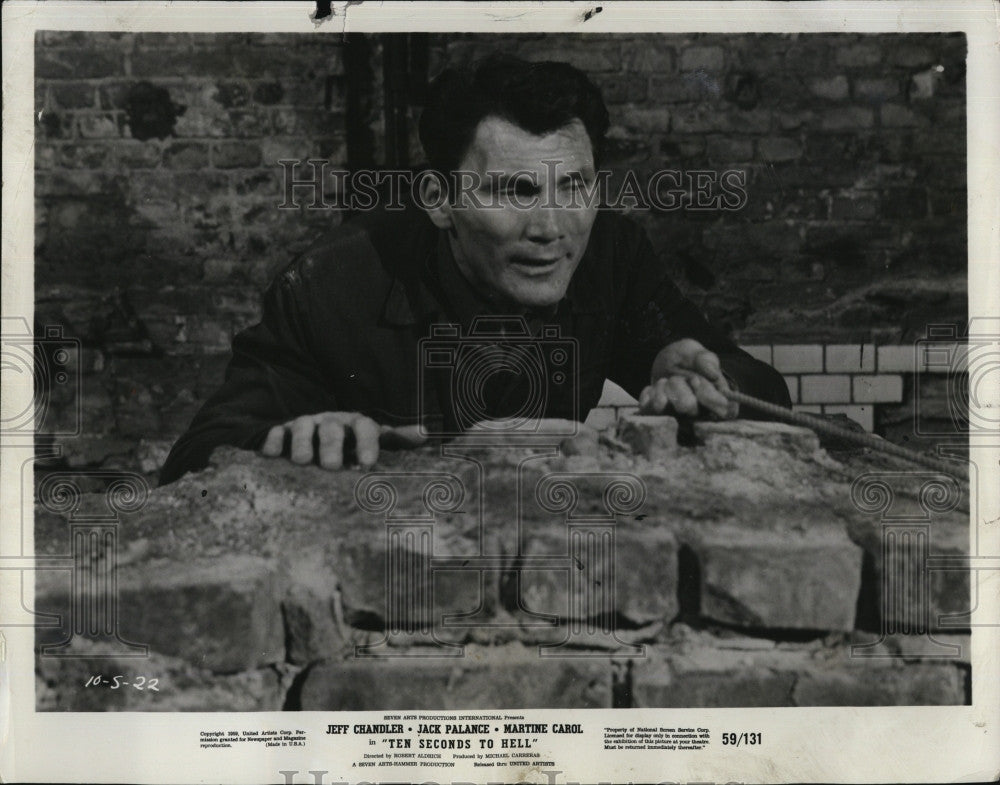1959 Press Photo Jack Palance stars in "10 Seconds to Hell" - Historic Images