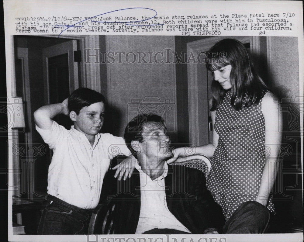 1964 Press Photo Actor Jack Palance With Children Cody And Brooke In New York - Historic Images