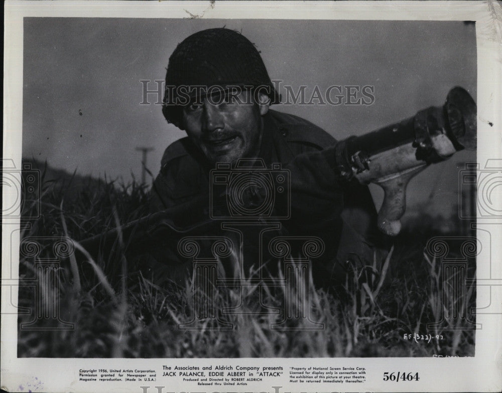 1956 Press Photo Jack Palance Actor Attack American War Film Movie Scene - Historic Images