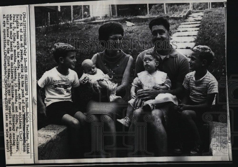 1959 Press Photo Ralph Voelker &amp; family as he gets sight  after 31 yrs - Historic Images