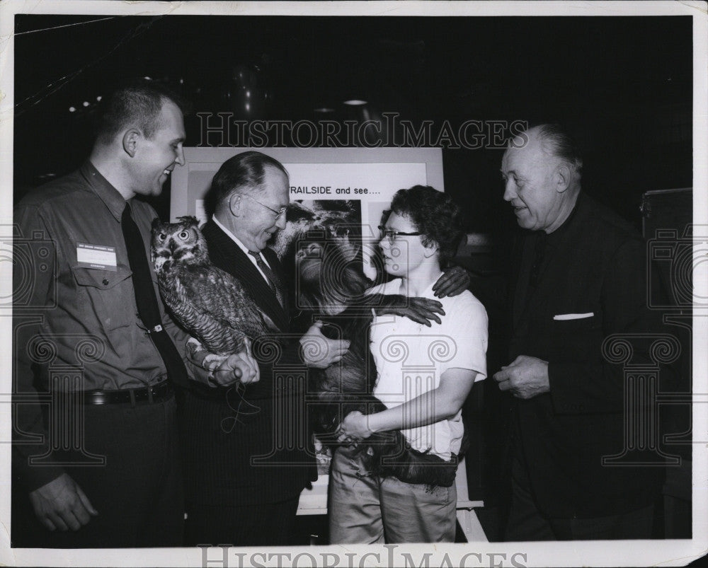 1963 Press Photo MDC. Comm. Robert Murphy greets Monkey and Nancy Whittenberg - Historic Images