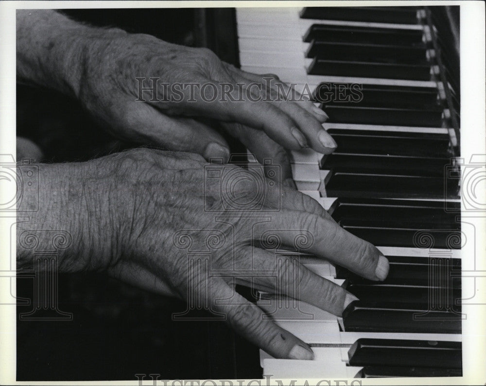 1987 Press Photo Jack Skarkey former Heavyweight champ plays piano - Historic Images