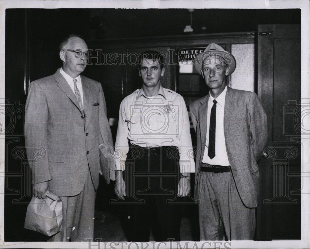 1980 Press Photo Dr. Arthur McBay State Police chemist Officer George Shanahan - Historic Images