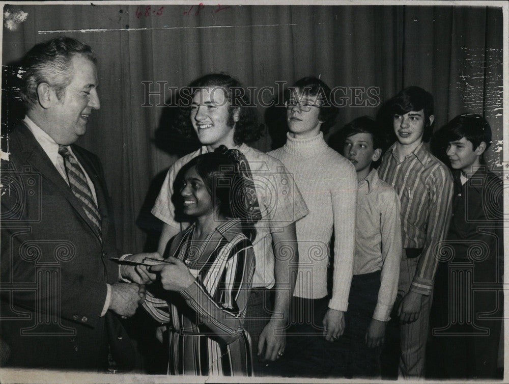 1972 Press Photo Bost Schools T McAuliffe &amp; science fair winners - Historic Images